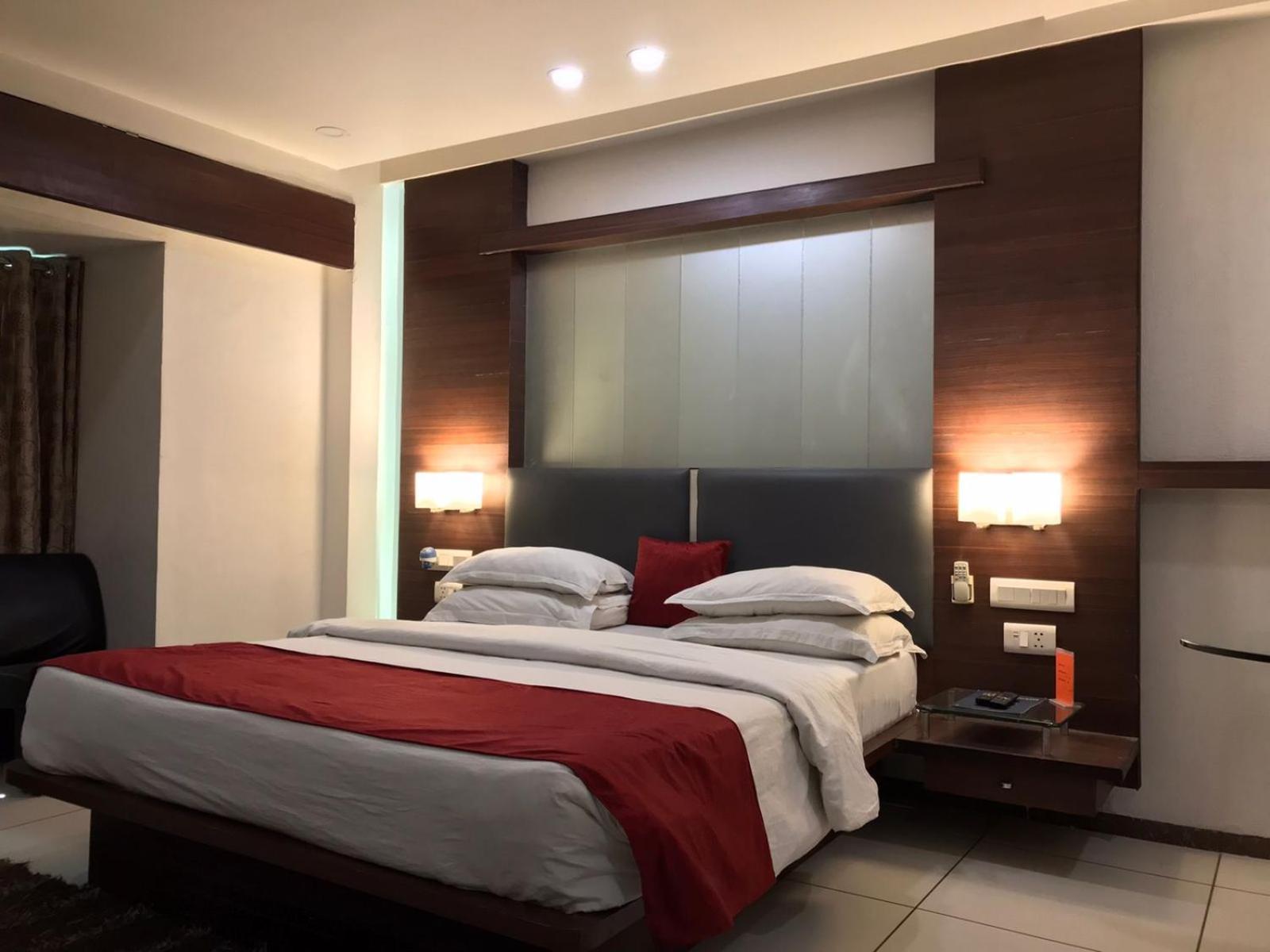Pearl Hotel & Banquets Ахмедабад Екстериор снимка