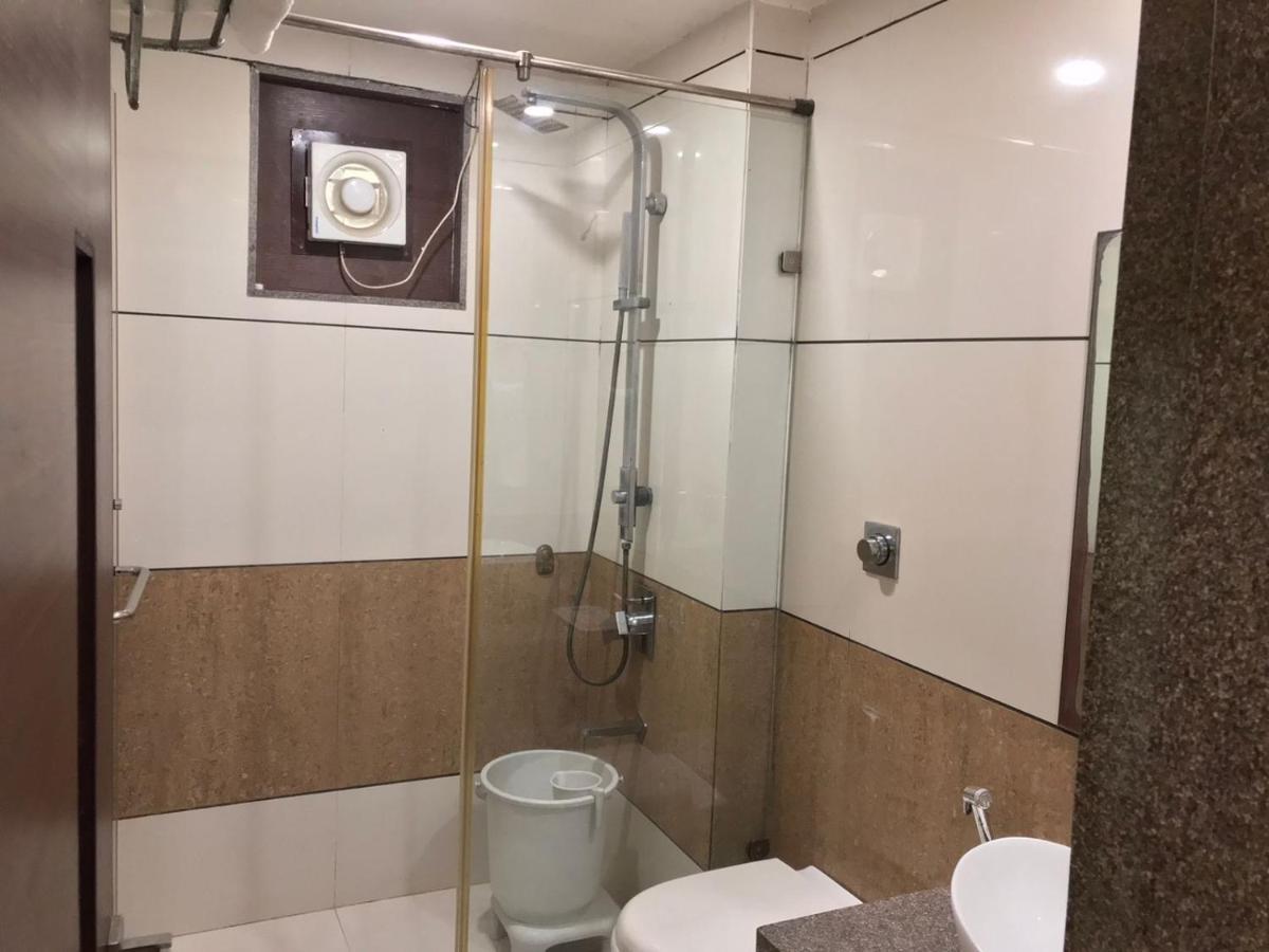 Pearl Hotel & Banquets Ахмедабад Екстериор снимка