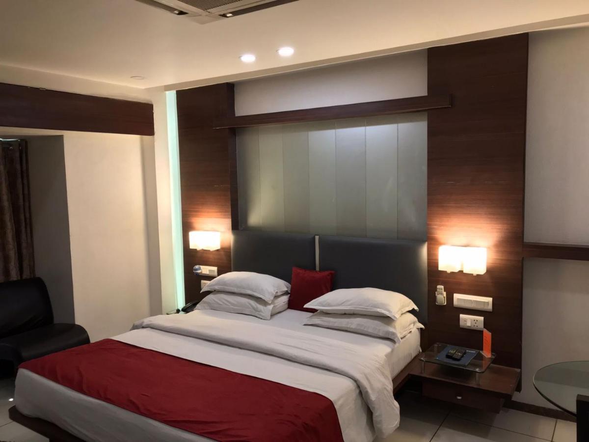 Pearl Hotel & Banquets Ахмедабад Екстериор снимка