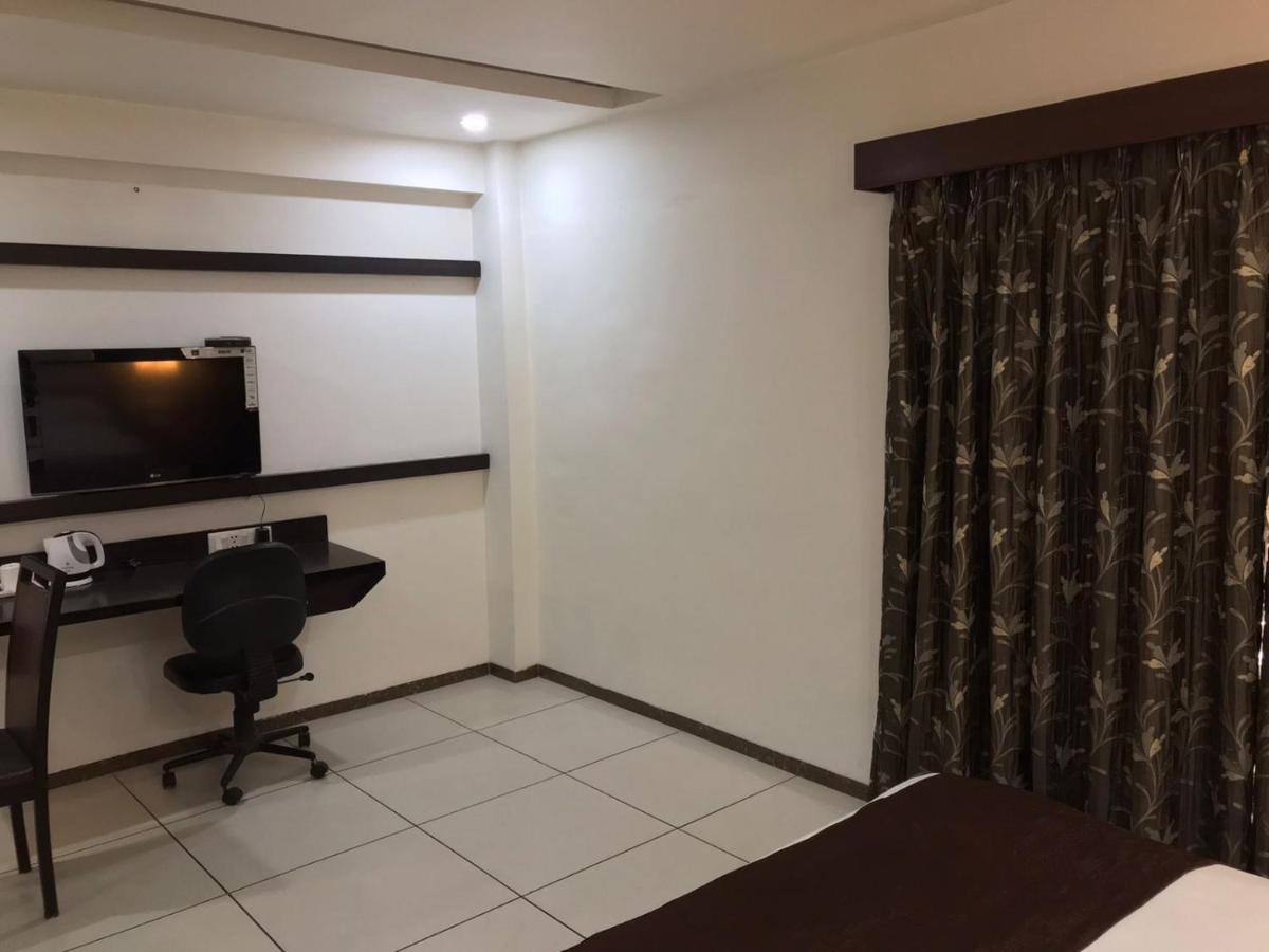 Pearl Hotel & Banquets Ахмедабад Екстериор снимка