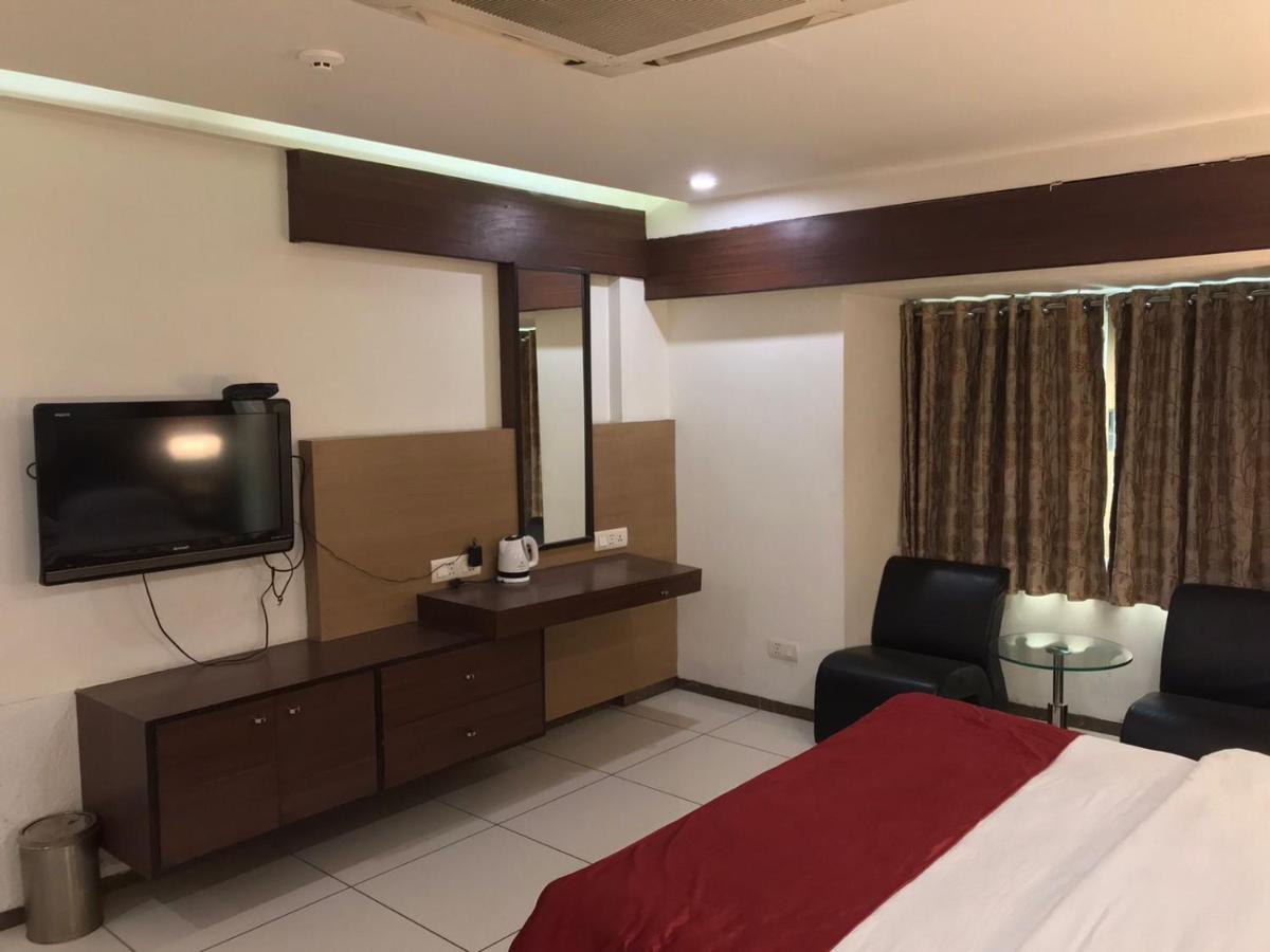 Pearl Hotel & Banquets Ахмедабад Екстериор снимка
