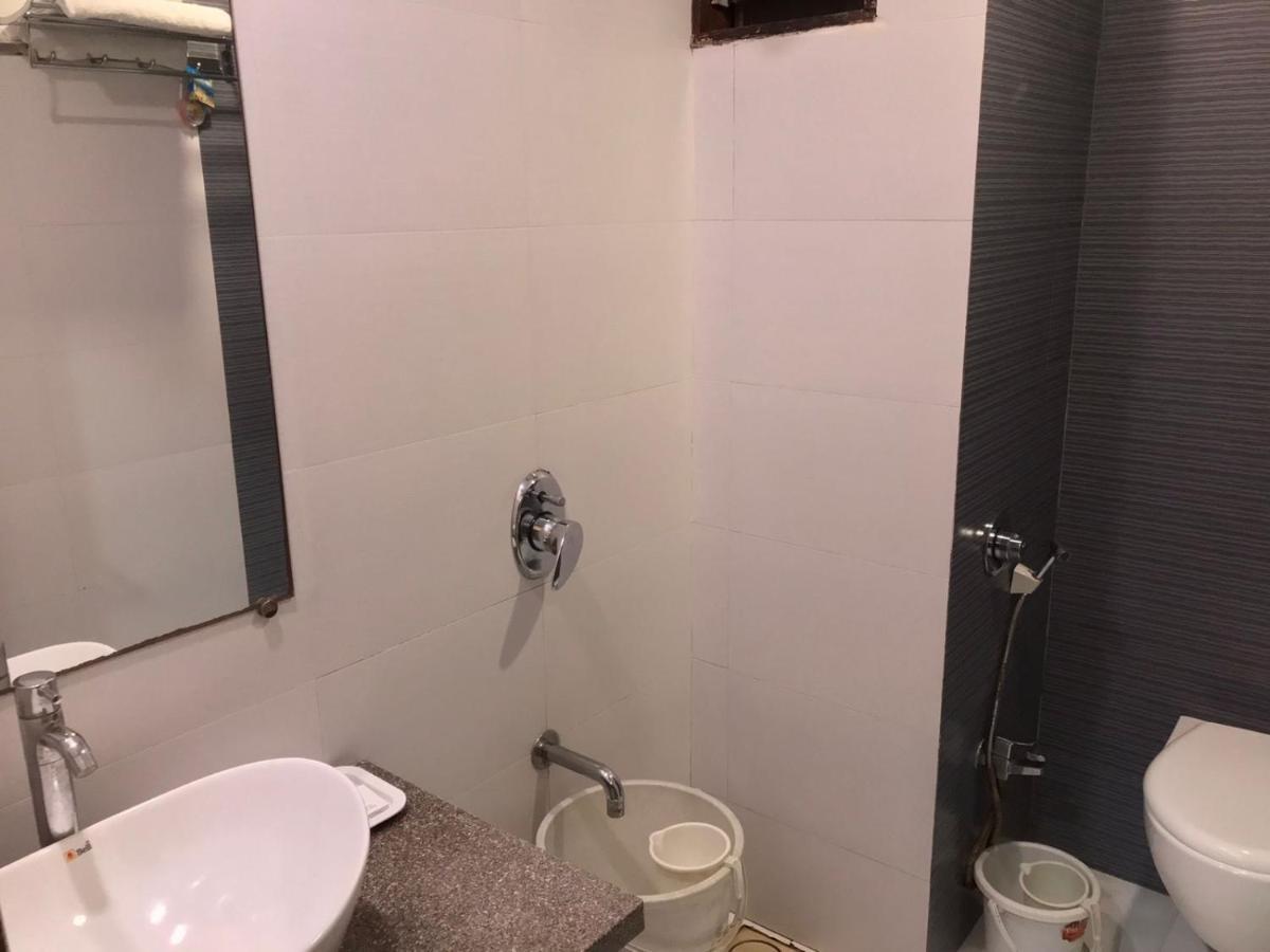 Pearl Hotel & Banquets Ахмедабад Екстериор снимка