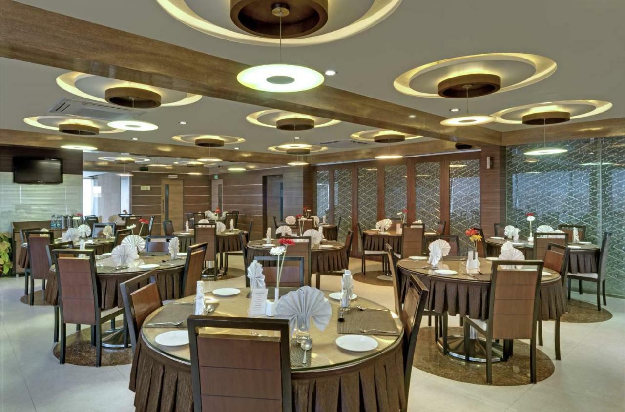 Pearl Hotel & Banquets Ахмедабад Екстериор снимка